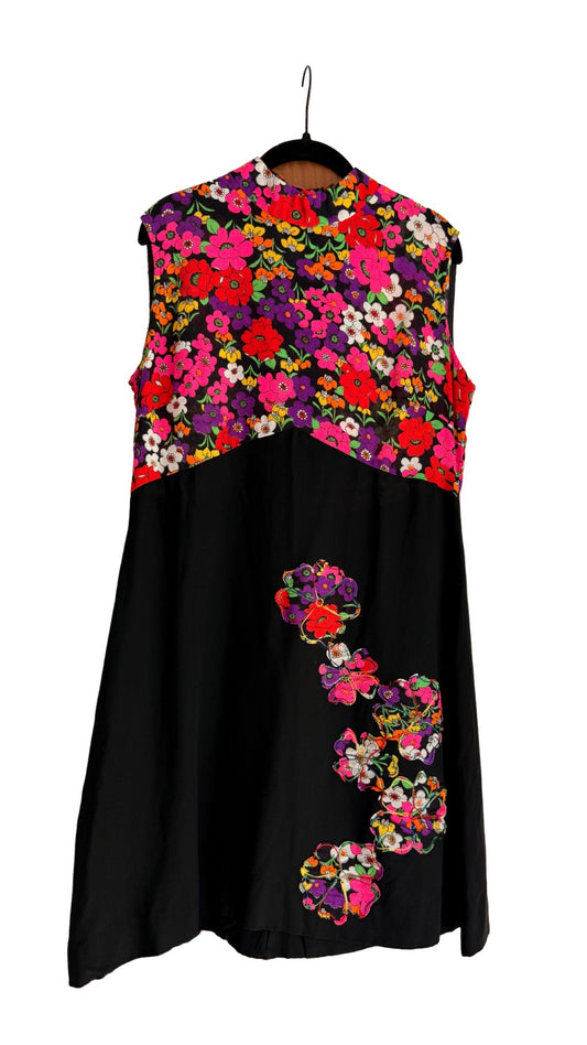 1960s Voluptuous Floral Appliqué Midi Dress – Bold, Curvy-Friendly